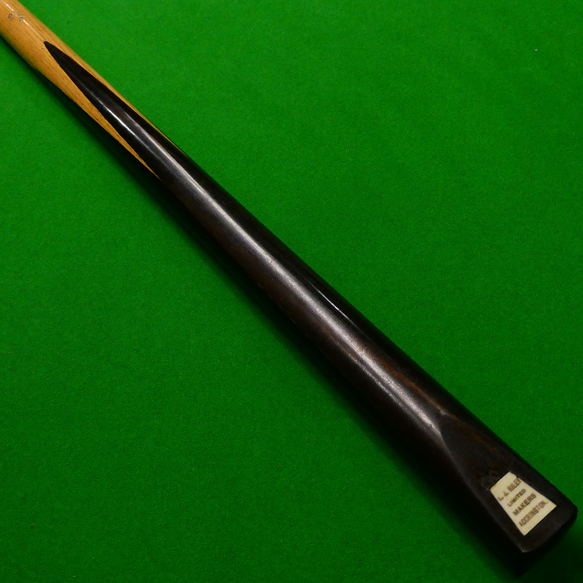 Riley Trapezium cue by E.J Riley, Accrington (A)